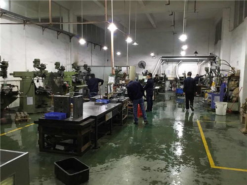 壓縮彈簧廠車間人員清潔大掃除